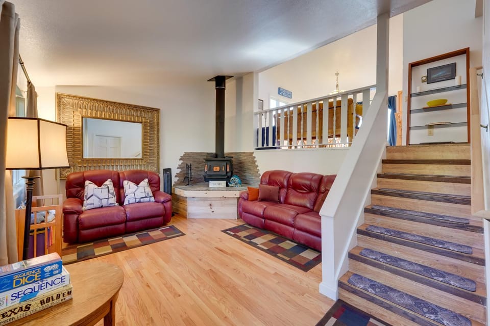 2 Mi to Bishop’s Beach: Mtn-View Escape w/ Deck Apartment in Homer