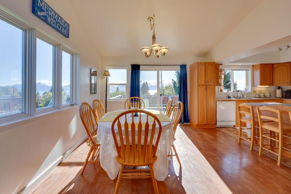 2 Mi to Bishop’s Beach: Mtn-View Escape w/ Deck Apartment in Homer