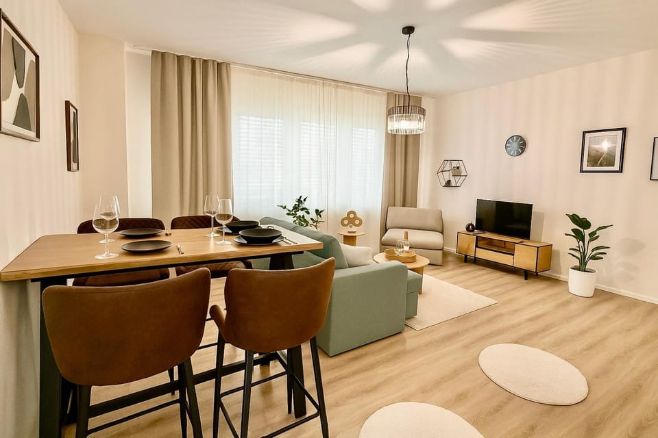 TV and multimedia, Living room, Seating area, Dining area, Evening entertainment