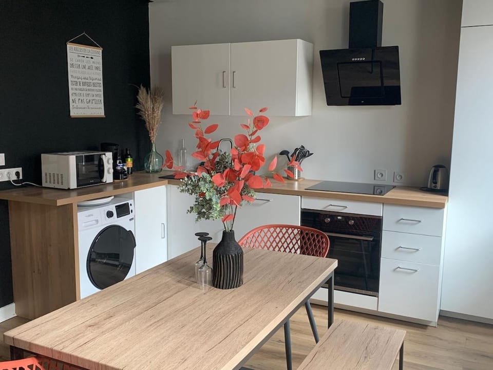 Coffee/tea facilities, Seating area, Dining area, oven, stove, toaster
