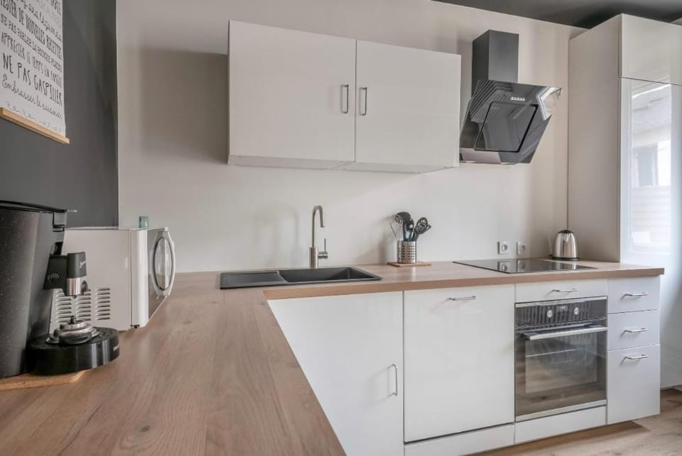 Coffee/tea facilities, dishwasher, oven, stove, toaster, kitchen