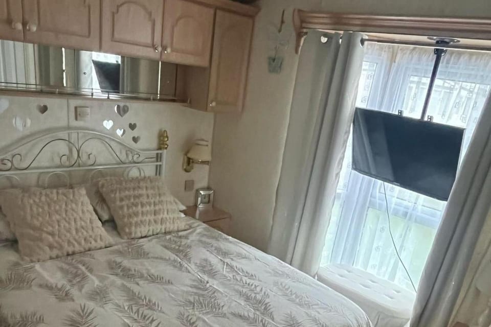 Bed, TV and multimedia, Bedroom