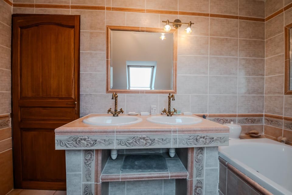 Bathroom, Living room