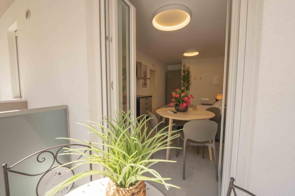 Balcony/Terrace, Kitchen or kitchenette, Living room, Seating area, Dining area
