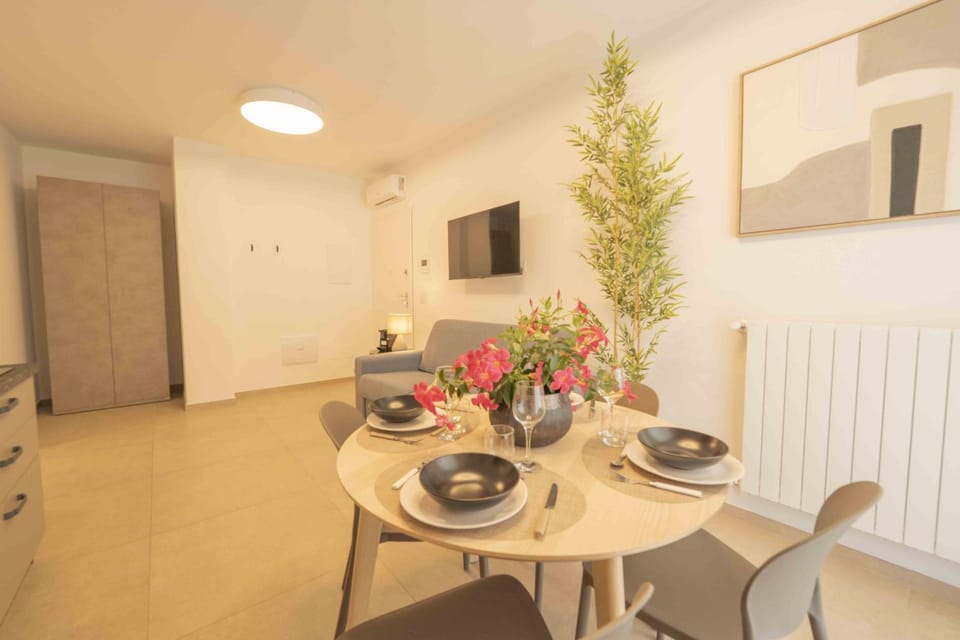 TV and multimedia, Kitchen or kitchenette, Living room, Seating area, Dining area