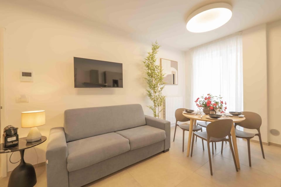 Communal lounge/ TV room, TV and multimedia, Living room, Seating area, Dining area, Evening entertainment