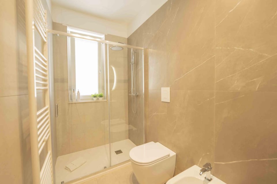 Shower, Toilet, Bathroom, towels