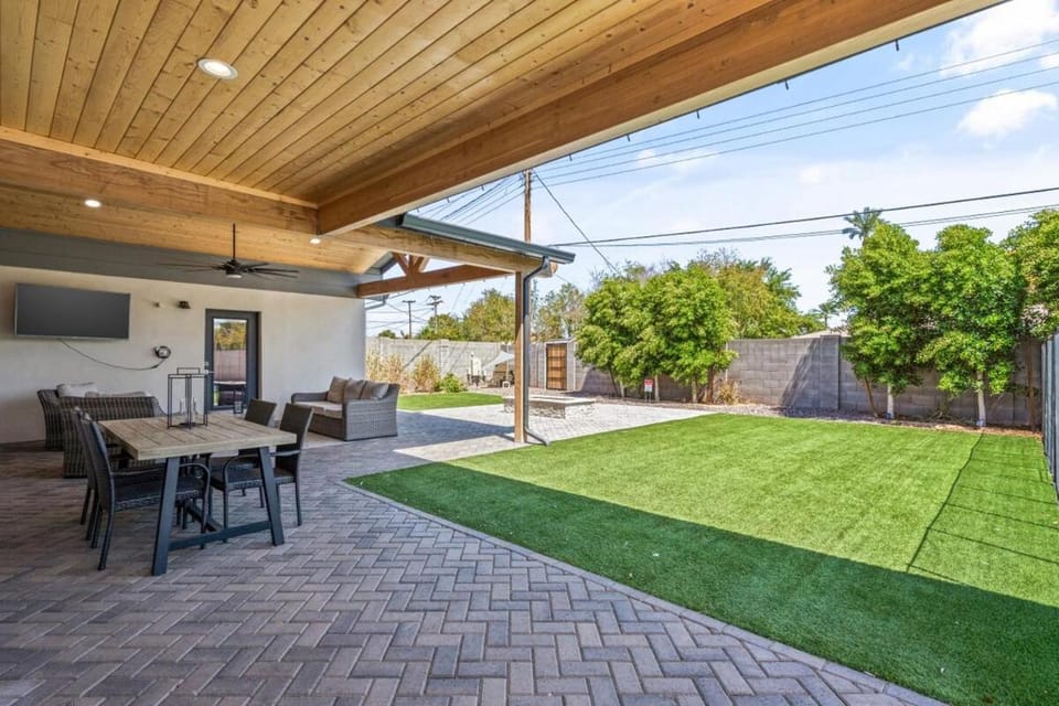 4BR Casita with Pool and Outdoor Big Screen House in Scottsdale