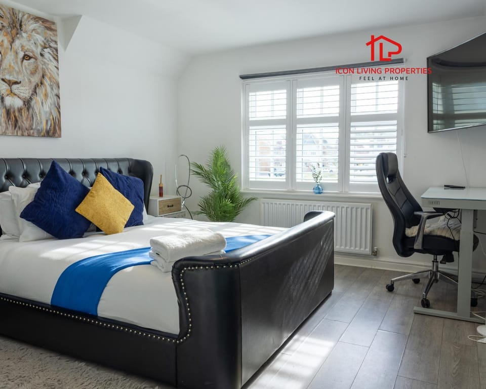 Bed, TV and multimedia, Photo of the whole room, Bedroom