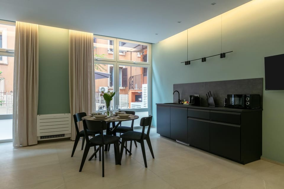 Kitchen or kitchenette, Seating area, Dining area