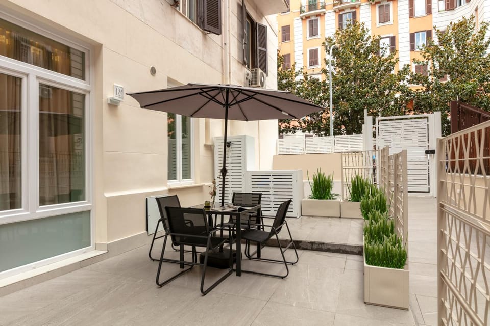 Property building, Patio, Balcony/Terrace