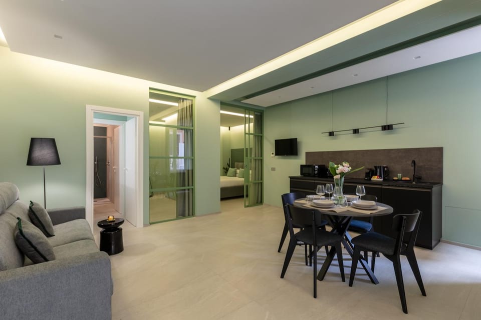 TV and multimedia, Kitchen or kitchenette, Living room, Seating area