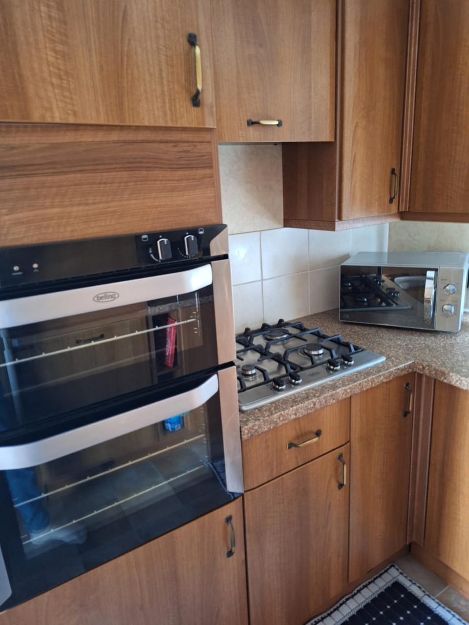 Kitchen or kitchenette, dishwasher, stove