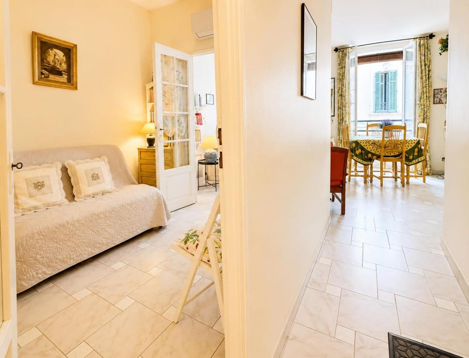 Provencal apartment - walk to beach and Palais Apartment in Cannes