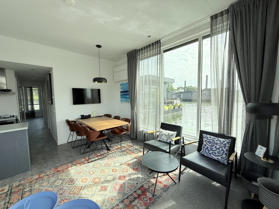 Communal lounge/ TV room, Living room