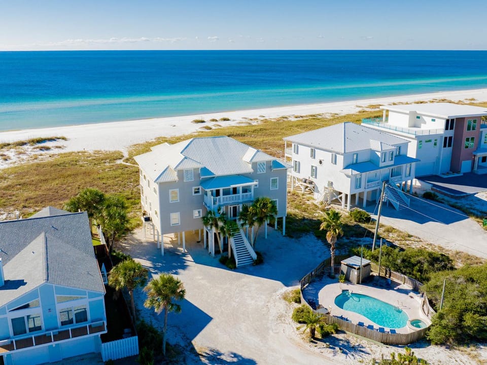 Property building, Bird's eye view, Hot Tub, Beach, Swimming pool, Parking