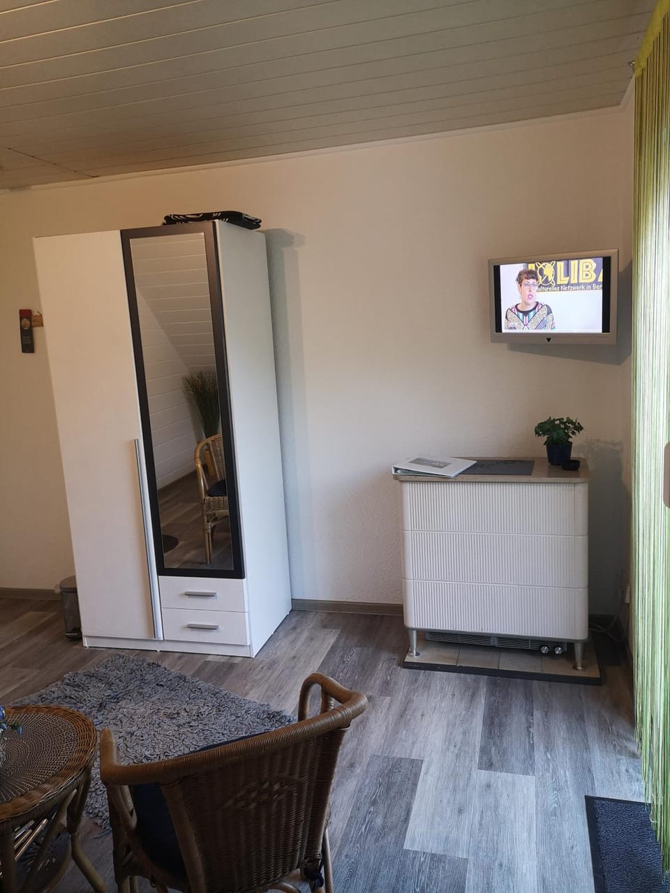 Photo of the whole room, Decorative detail