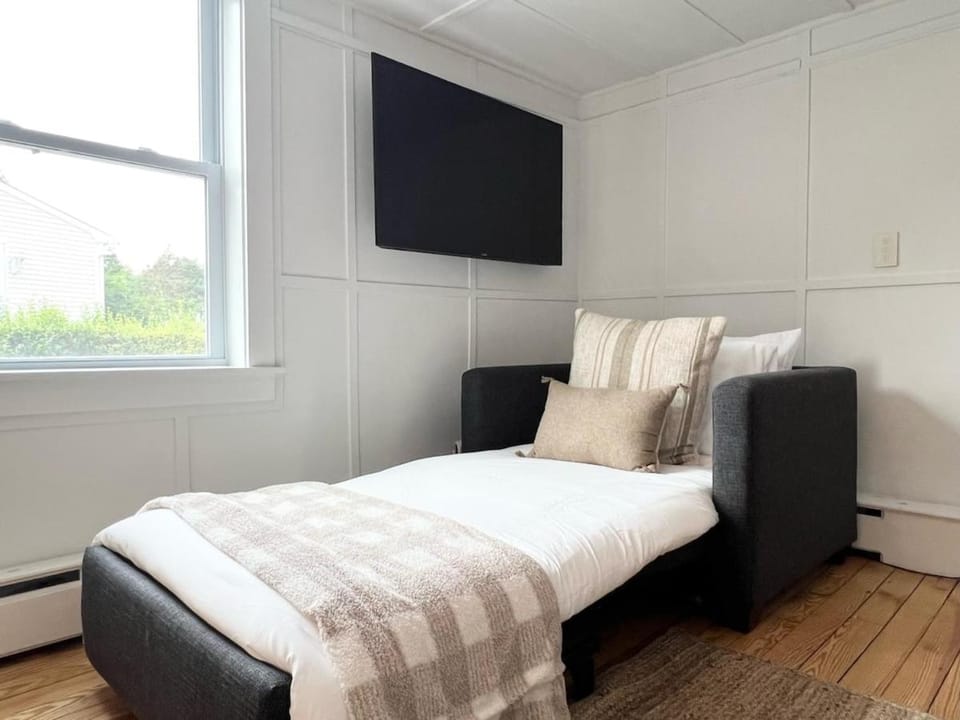 Bed, TV and multimedia, Living room, Seating area
