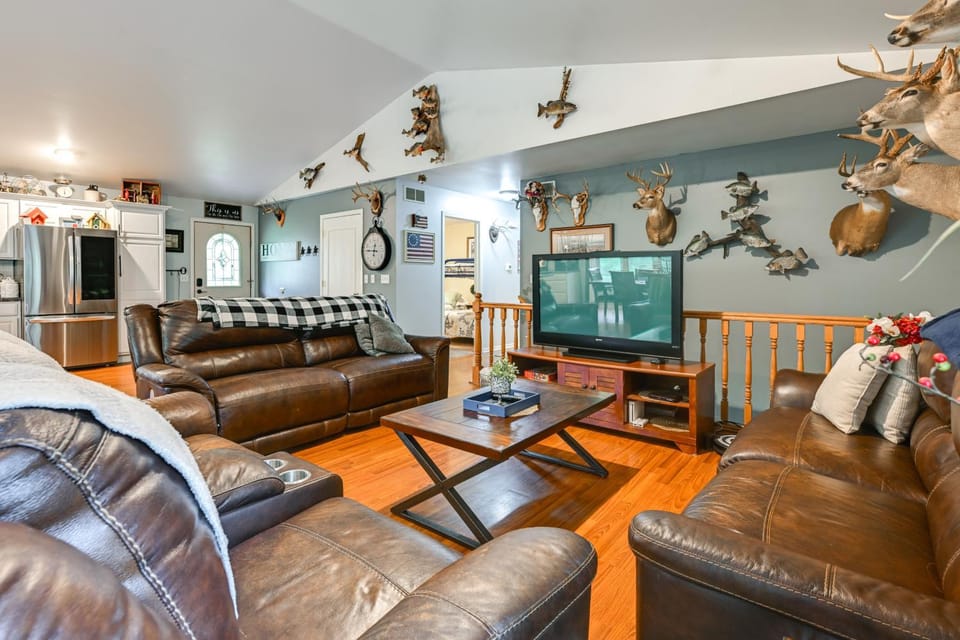 Pet Friendly Cabin w/ Hot Tub: 5 mi to River Cabin in Wisconsin