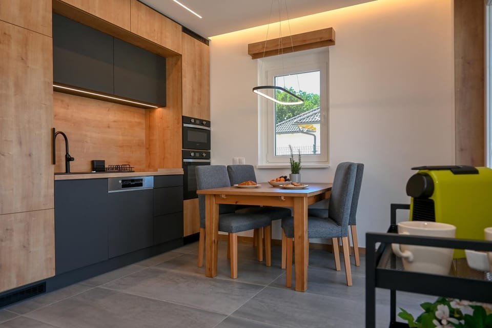 Kitchen or kitchenette, Dining area, oven