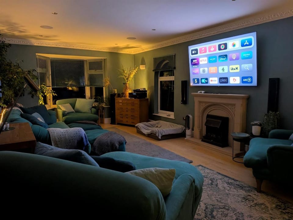 TV and multimedia, Living room, Seating area, Evening entertainment