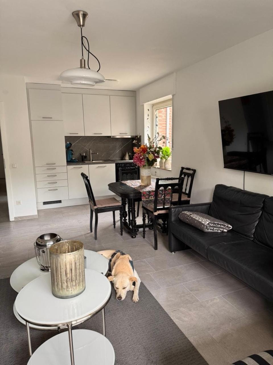 TV and multimedia, Kitchen or kitchenette, Living room, Seating area, Dining area