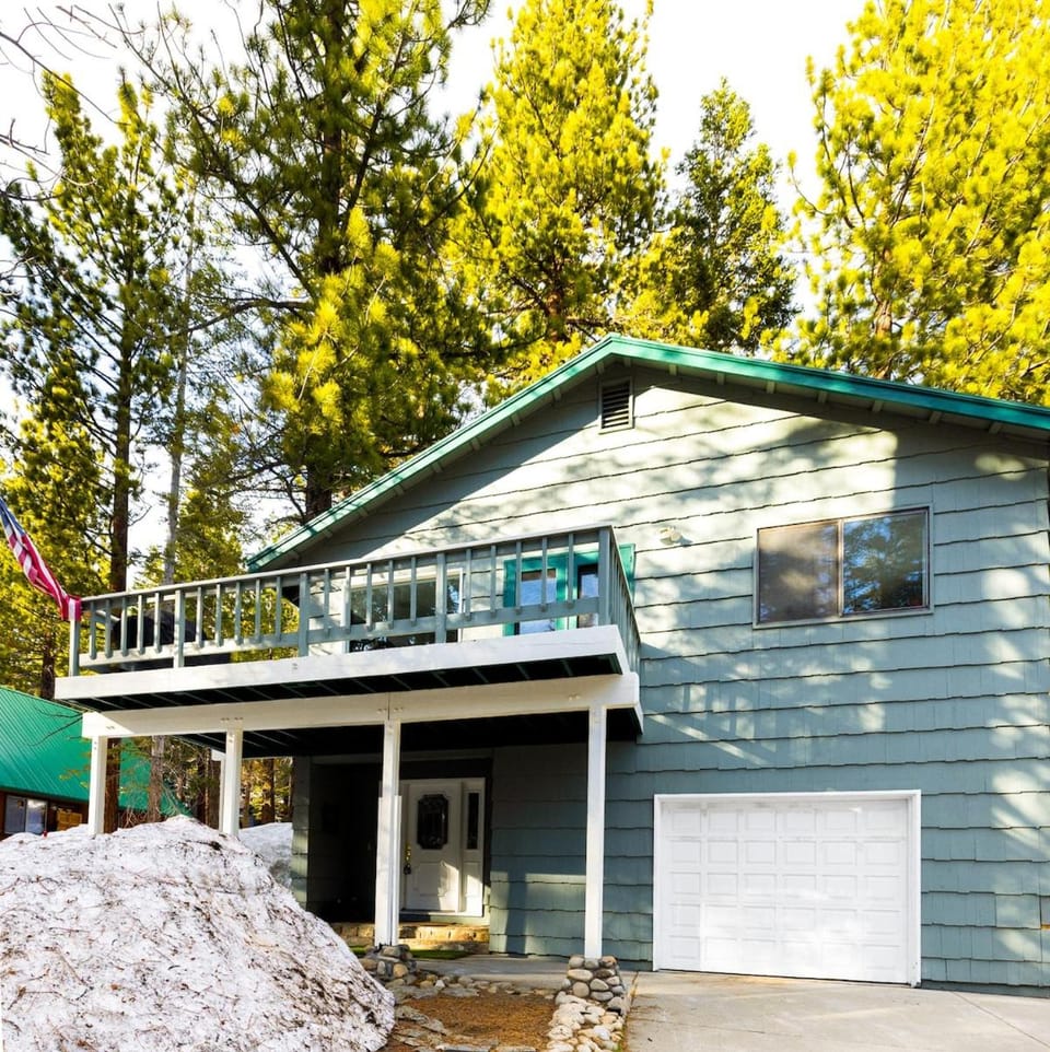 Mammoth Lakes Ski Getaway House in Mammoth Lakes