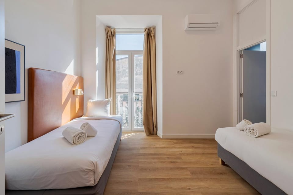 Bed, Photo of the whole room, towels, air conditioner