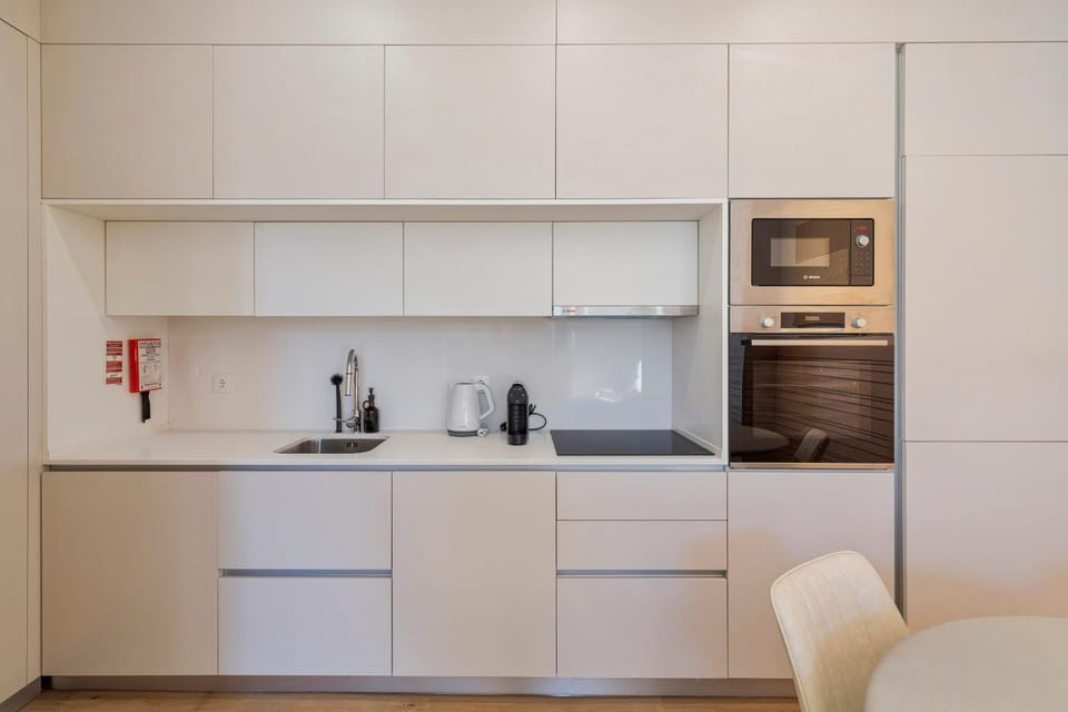 Coffee/tea facilities, Kitchen or kitchenette, oven, stove