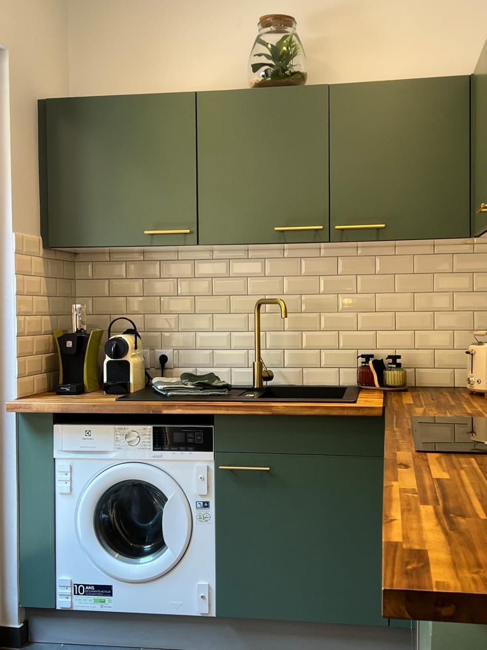 Coffee/tea facilities, Kitchen or kitchenette, stove, toaster, washing machine