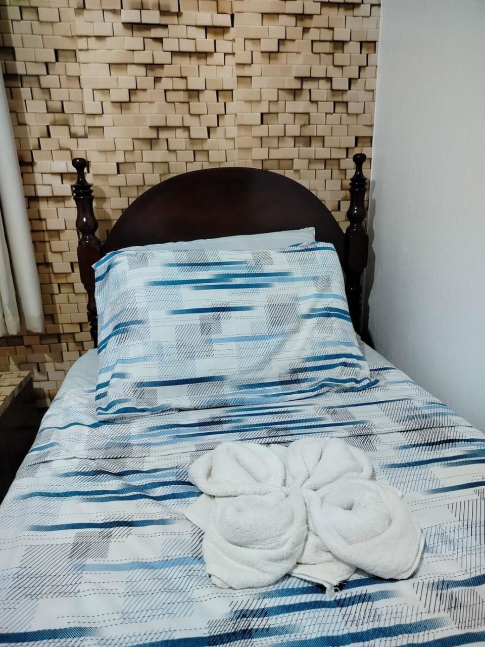 Bed, towels