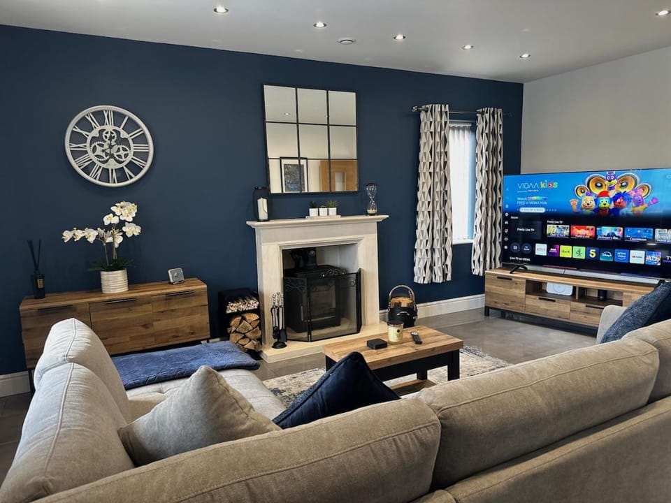 TV and multimedia, Living room, Seating area, Evening entertainment