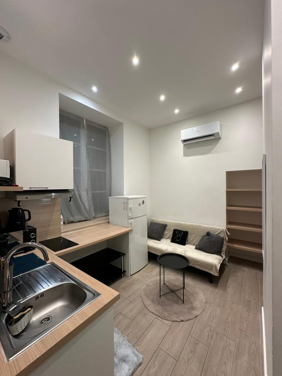 Coffee/tea facilities, Kitchen or kitchenette, Dining area, microwave, air conditioner