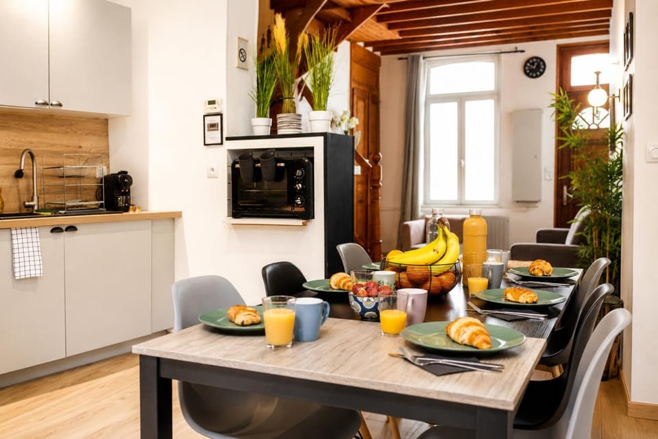 Kitchen or kitchenette, Dining area, Food