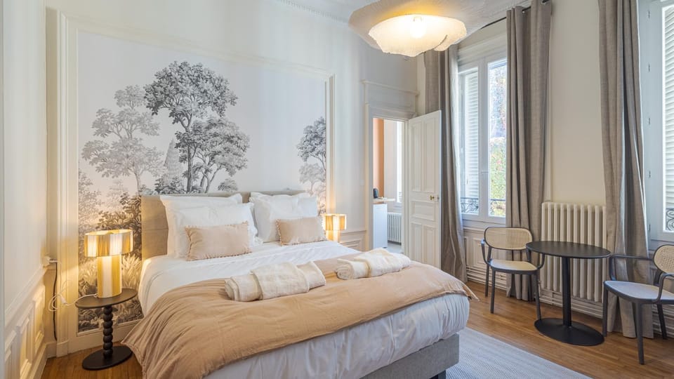 Bed, Dining area, Bedroom