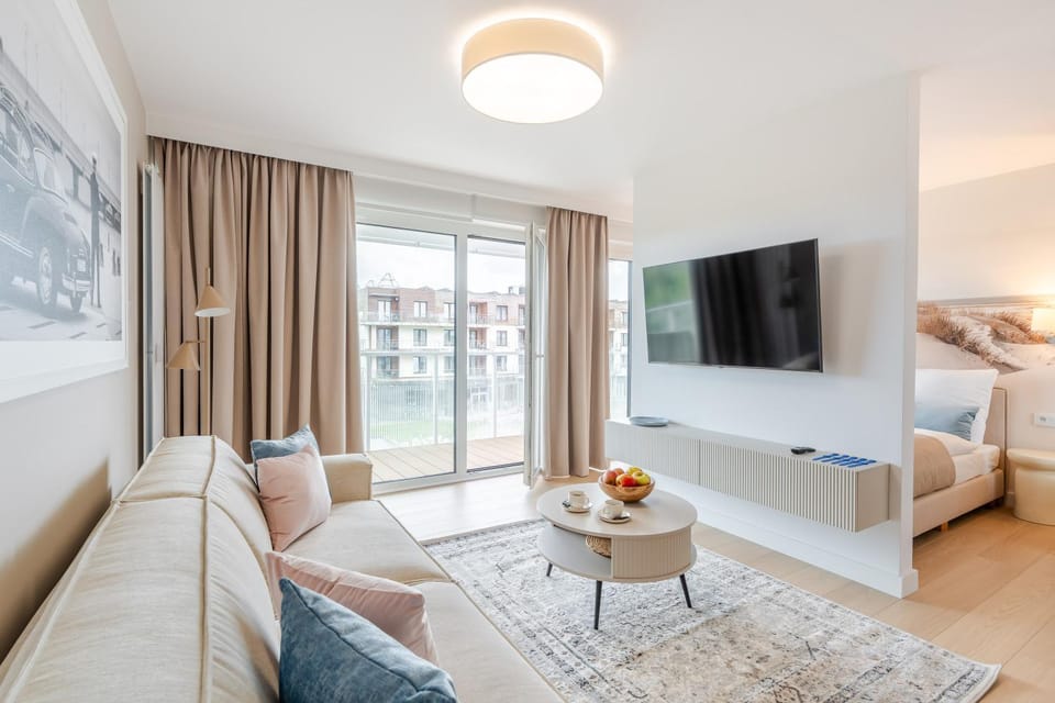 Bed, TV and multimedia, Living room, Photo of the whole room, Seating area, Evening entertainment, Bedroom