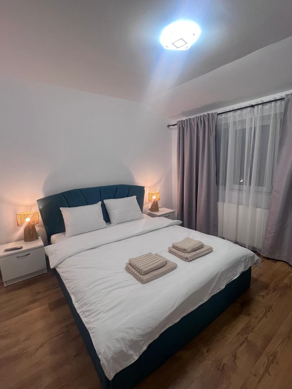 Bed, Photo of the whole room, Bedroom, towels