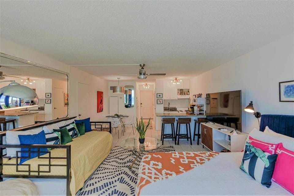 TV and multimedia, Kitchen or kitchenette, Photo of the whole room, Dining area