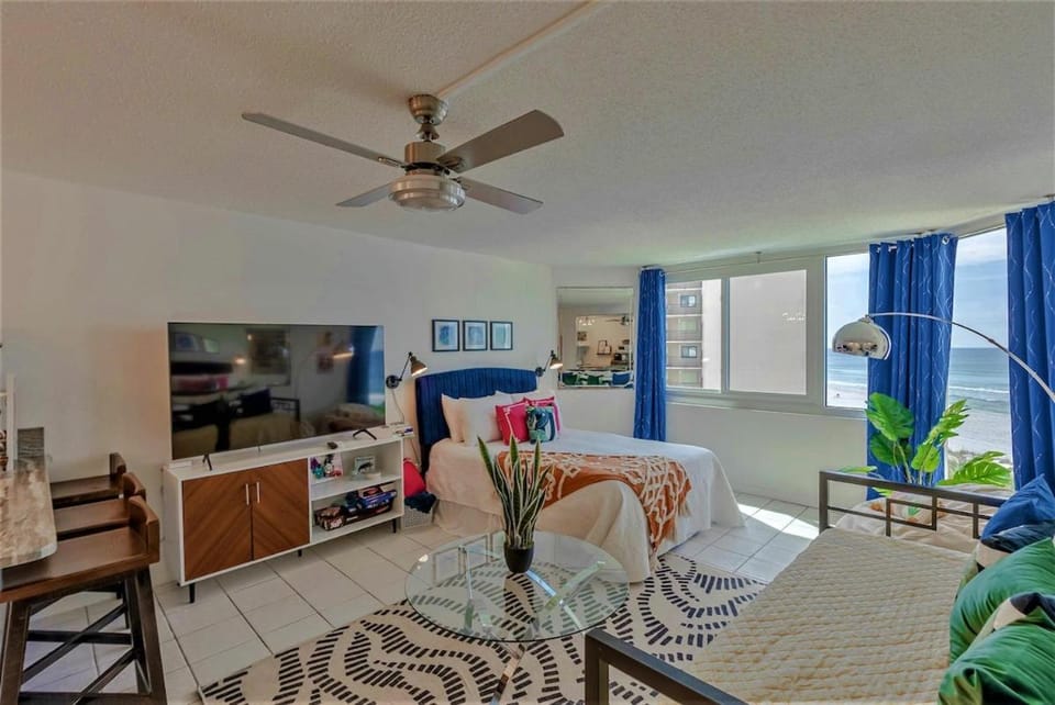 Bed, TV and multimedia, Seating area, Sea view