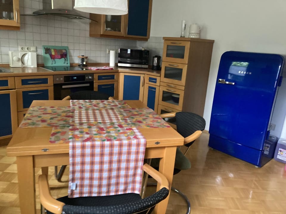 Premium Ruhiges ganzes 90 m Apartment 2 Schlafzimmer große Küche Wohnzimmer Apartment in Duisburg