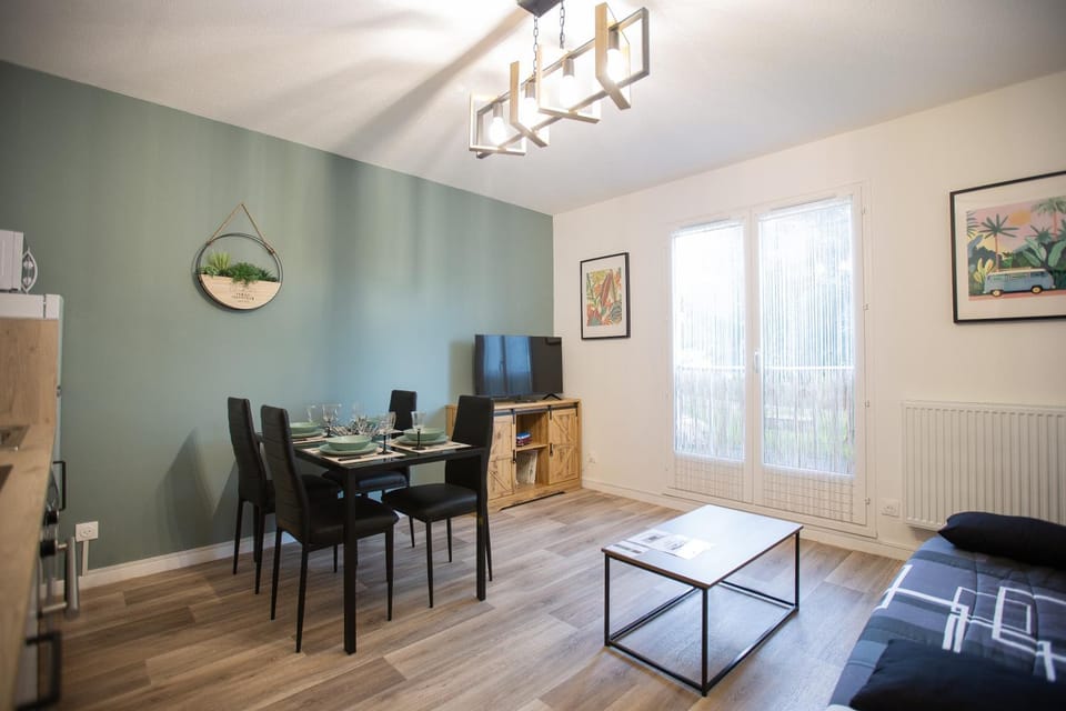 Communal lounge/ TV room, TV and multimedia, Coffee/tea facilities, Kitchen or kitchenette, Dining area, concierge, dishwasher, microwave, oven, stove, toaster, kitchen