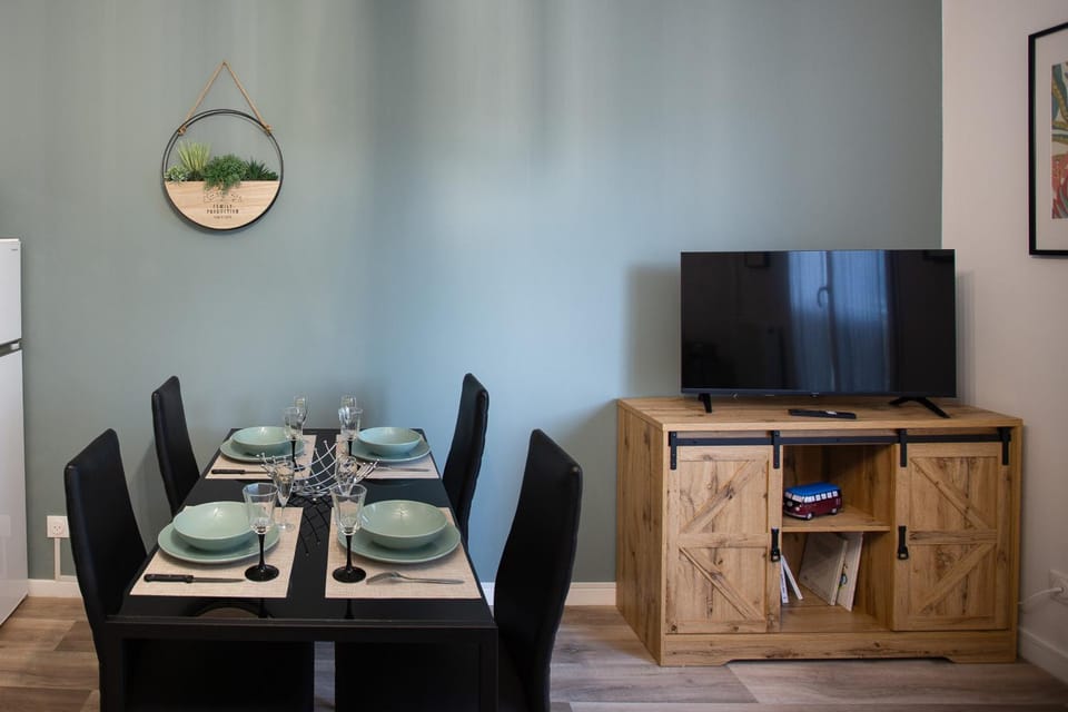 Communal lounge/ TV room, TV and multimedia, Living room, Seating area, Dining area