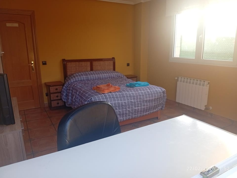 Bed, Photo of the whole room, Bedroom, internet