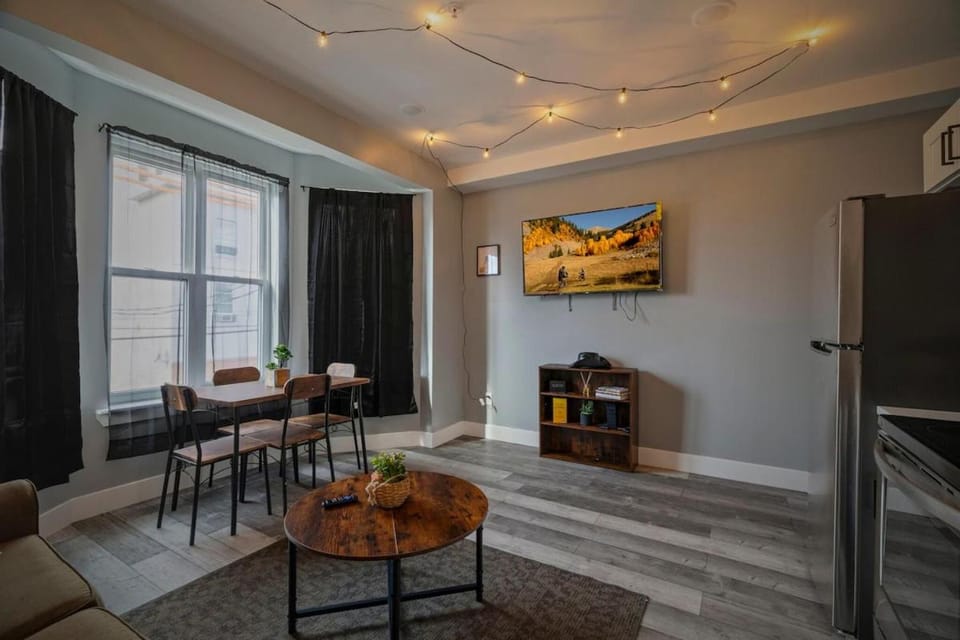 Cozy Desert Den 10 Min Downtown& 6 Min Brewerytown Apartment in Philadelphia