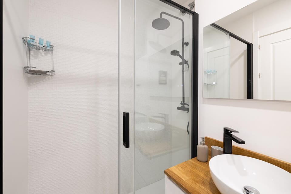 Shower, Toilet