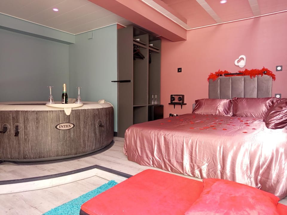 Chambre Romantique avec Spa Privé Intérieur Love hotel in Nouvelle-Aquitaine