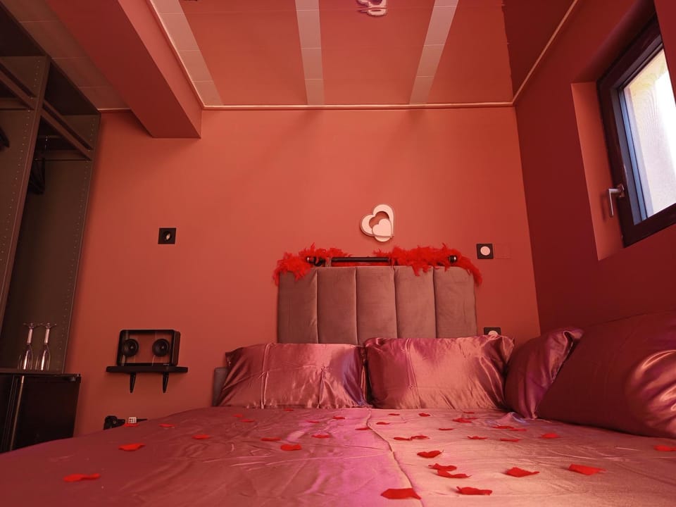Chambre Romantique avec Spa Privé Intérieur Love hotel in Nouvelle-Aquitaine