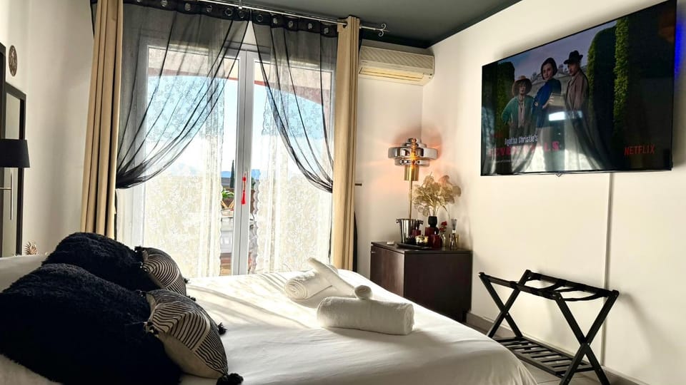 Bed, View (from property/room), Bedroom, City view