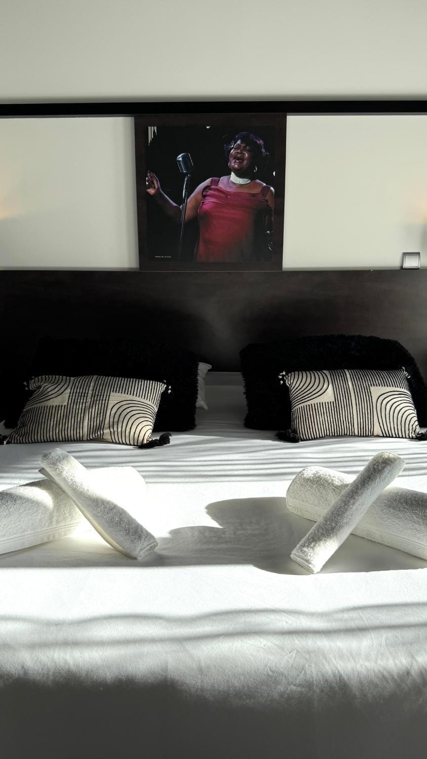 Bed, Bedroom, towels