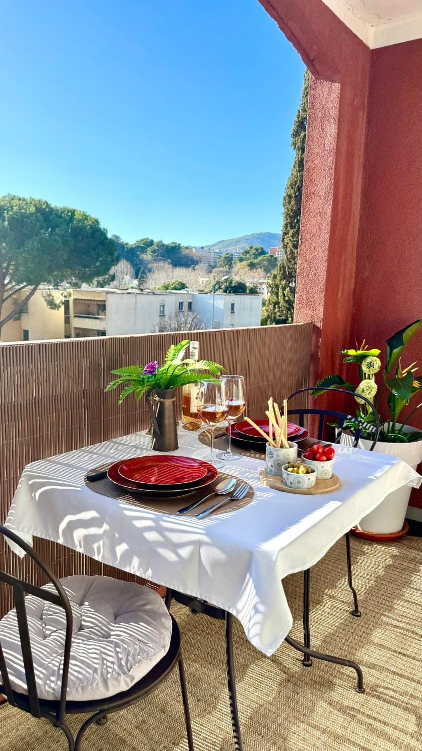 View (from property/room), Balcony/Terrace, City view, Mountain view, Street view, Quiet street view